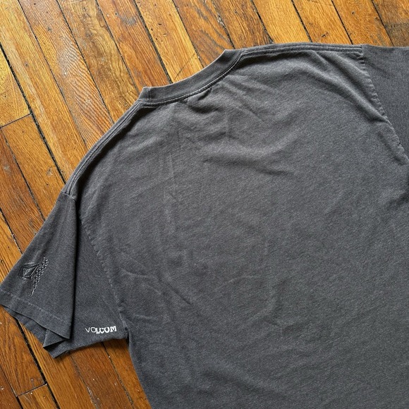 Vtg 90s VOLCOM Script Graphic T-Shirt Surf Skate Men XL Black Gray Fade - Picture 9 of 10